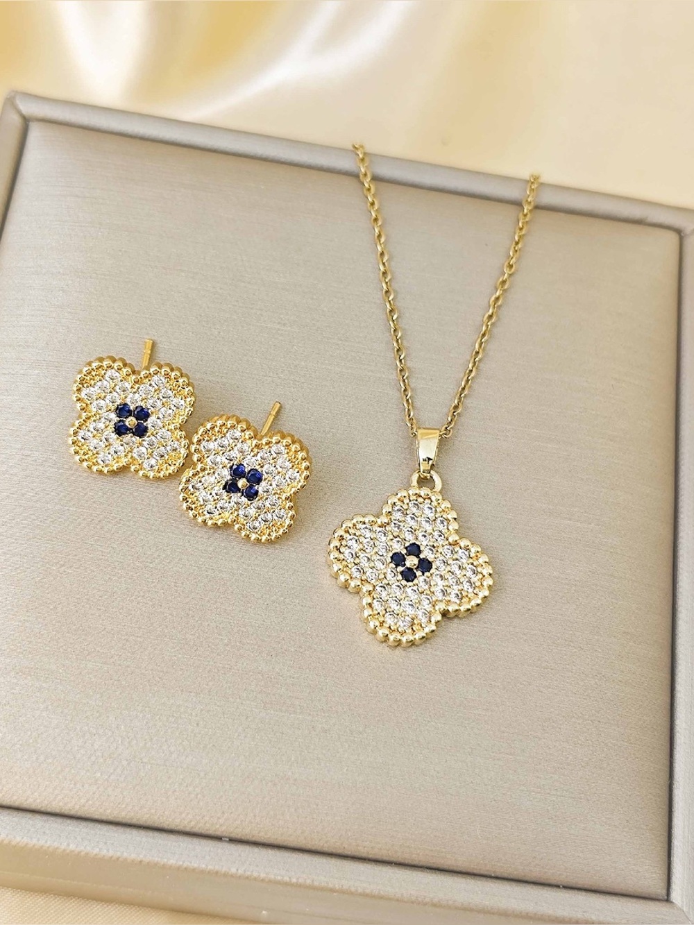 Women’s set Necklace in Titanium Steel With 18k Real Gold Plate Pvd Coating